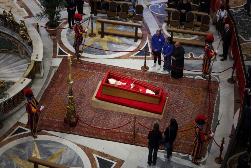 Βατικανό: Τεράστιες ουρές στην Βασιλική του Αγίου Πέτρου για το προσκύνημα στον Ποντίφικα