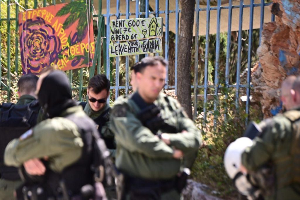 Εξάρχεια: Οι Αρχές εκκένωσαν κατειλημμένο κτίριο στον λόφο του Στρέφη – 6 προσαγωγές