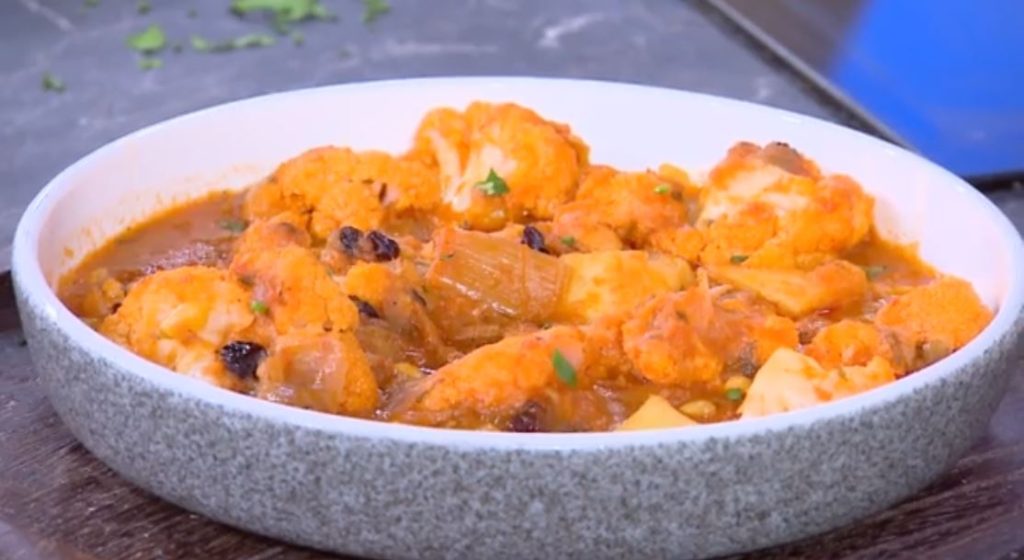 Ο Δημήτρης Σκαρμούτσος μάς ετοιμάζει κουνουπίδι γιαχνί με σταφίδες και κουκουνάρι