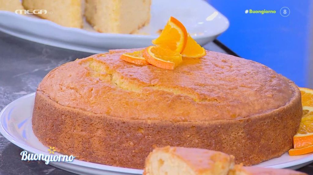 Ο Δημήτρης Σκαρμούτσος μάς φτιάχνει γιαουρτόπιτα με σιρόπι από πορτοκάλι