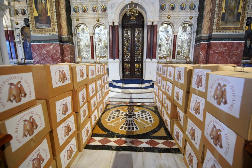 Γεύματα αγάπης από την Ιερά Μητρόπολη Πειραιώς με την αρωγή της ΠΑΕ Ολυμπιακός & του Βαγγέλη Μαρινάκη