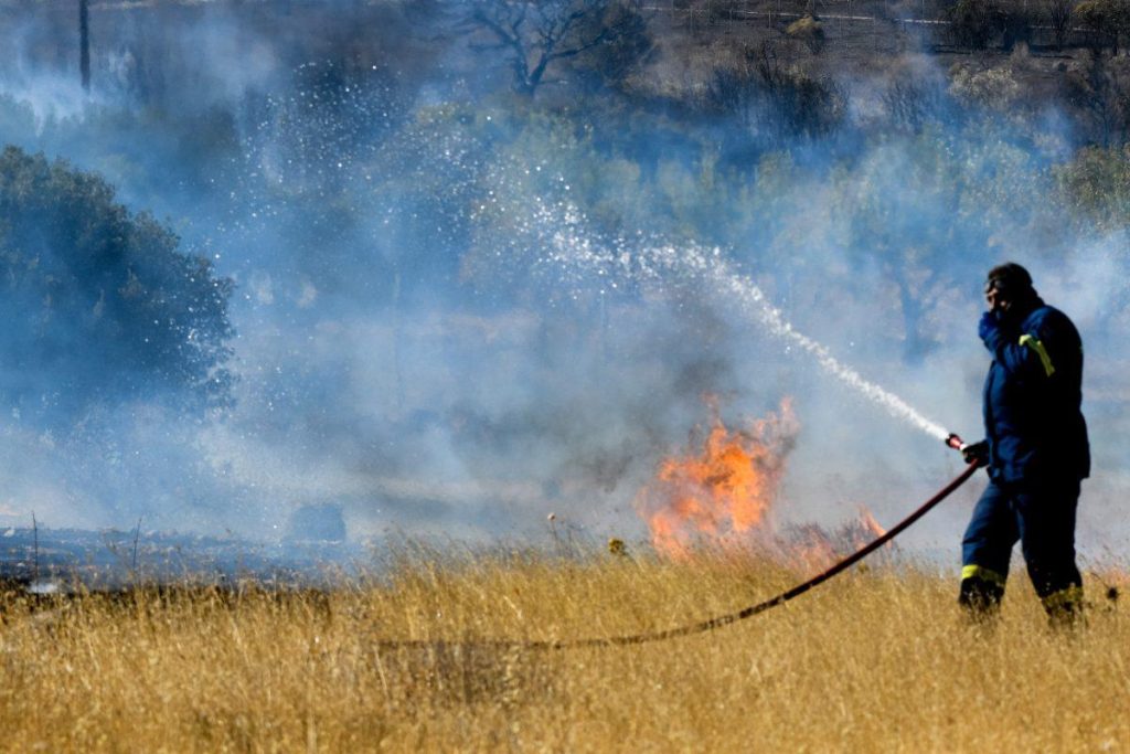 Κερατέα: Μικρή αναζωπύρωση της φωτιάς λόγω ισχυρών ανέμων