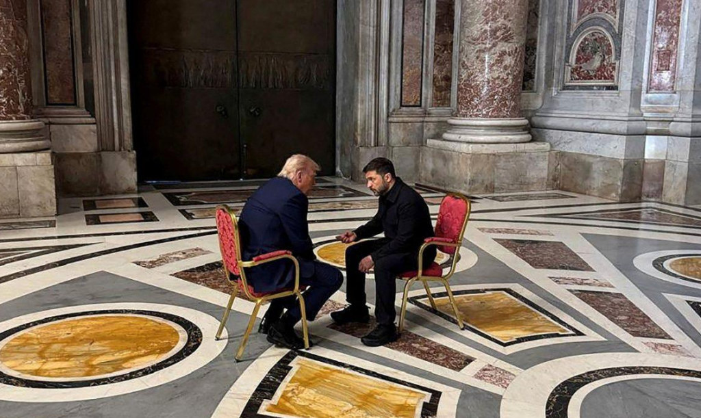 Τετ α τετ Τραμπ και Ζελένσκι μέσα στη Βασιλική του Αγίου Πέτρου – Συμβολική συνάντηση που μπορεί να εξελιχθεί σε ιστορική, λέει ο Ζελένσκι