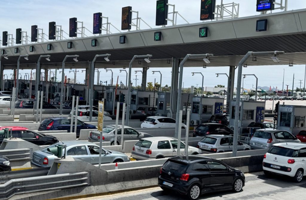 Επιστροφή εκδρομέων Πάσχα: Ουρές χιλιομέτρων στα διόδια – Για ώρες εγκλωβισμένοι στα αυτοκίνητα οι επιβάτες