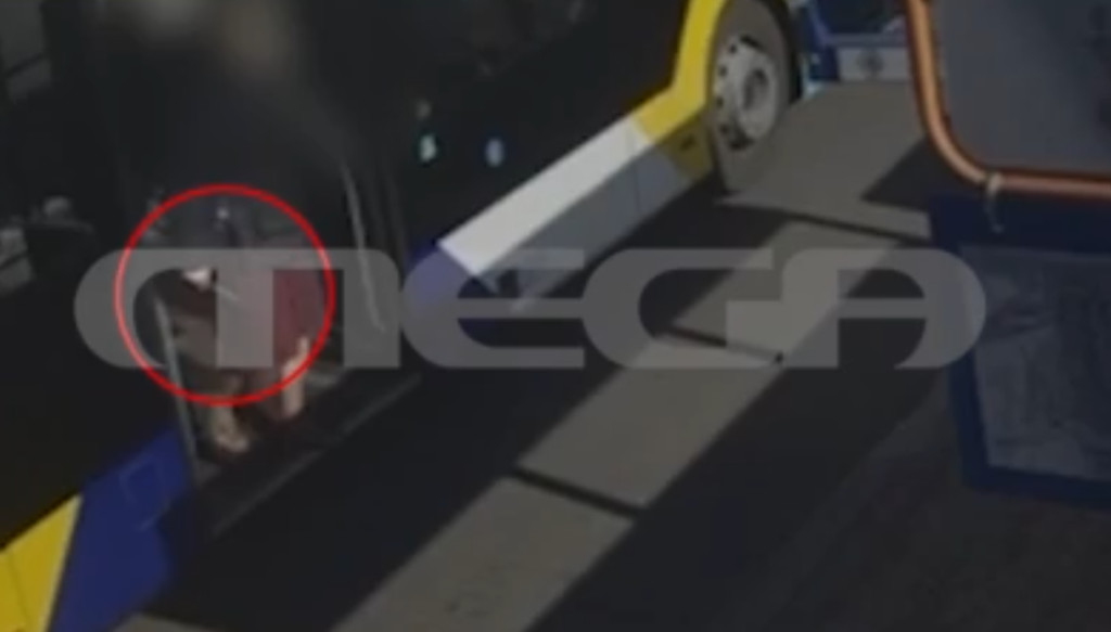 Κορωπί: Σε κατάσταση αμόκ στο ΑΤ ο 51χρονος με το κατσαβίδι – Δύο από τους πέντε αστυνομικούς κλείστηκαν σε δωμάτιο, λένε οι πληροφορίες