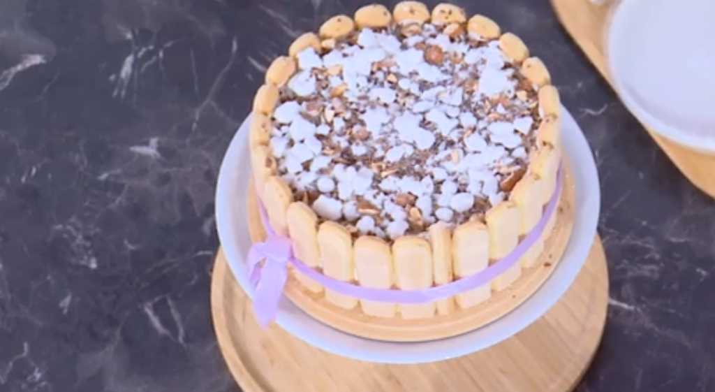 Ο Χρήστος Βέργαδος ετοιμάζει τούρτα charlotte αρμενοβίλ