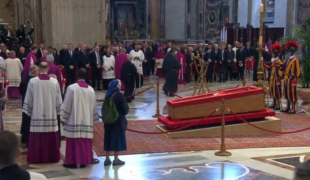 Βατικανό: Σφραγίστηκε το φέρετρο του Πάπα Φραγκίσκου – Σήμερα η κηδεία του