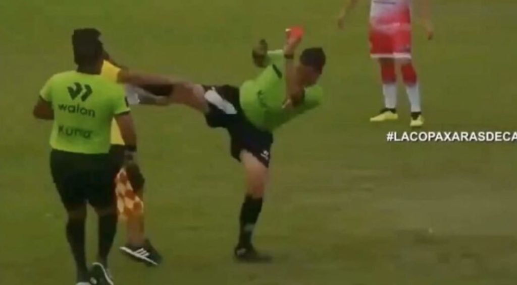 Περού: Διαιτητής «ξάπλωσε» με κλωτσιά προπονητή