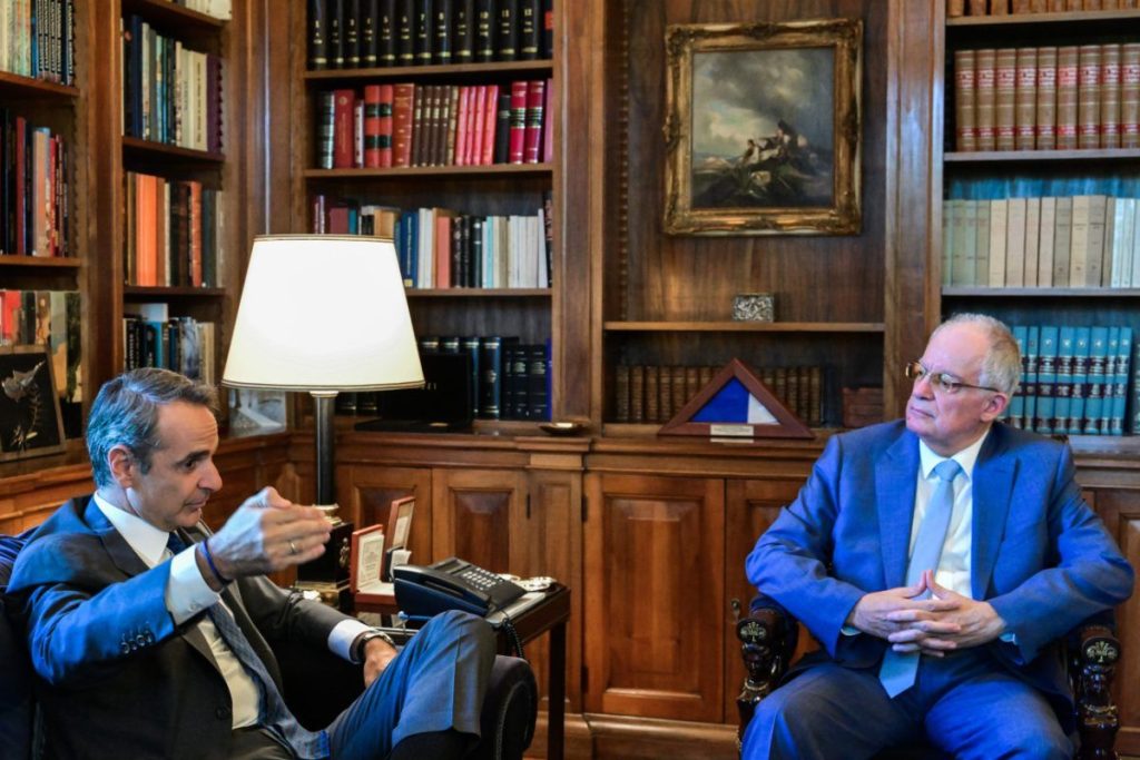 Μητσοτάκης και Τασούλας μίλησαν για τη συνταγματική αναθεώρηση