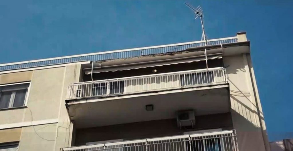 Πάτρα: Νεκρός 59χρονος – Έπεσαν στο κεφάλι του σοβάδες και μάρμαρα από πολυκατοικία