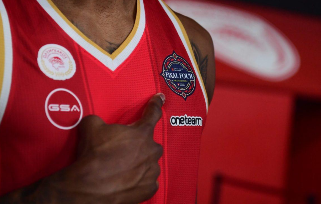 Ολυμπιακός: Φωτογράφηση με το σήμα του Final 4 στη φανέλα