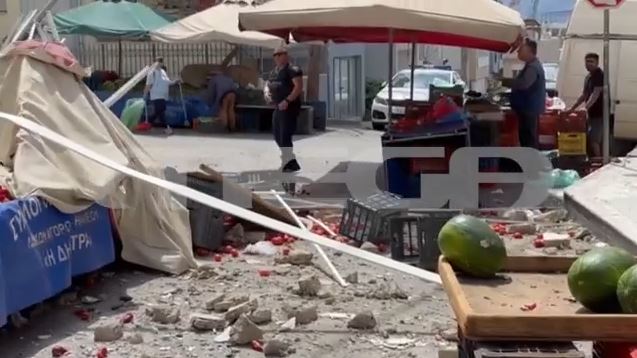 Ηράκλειο: Μπαλκόνι έπεσε σε πάγκους λαϊκής στα Καμίνια