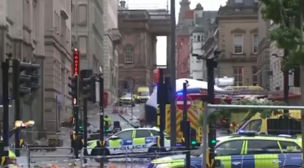 ΙΧ έπεσε σε πλήθος στο Λίβερπουλ που πανηγύριζε το πρωτάθλημα- 65 τραυματίες, 4 σε σοβαρή κατάσταση 