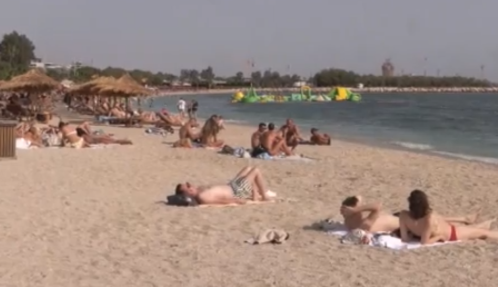 Καιρός: Ζέστη και αφρικανική σκόνη έστειλε του πολίτες στις παραλίες