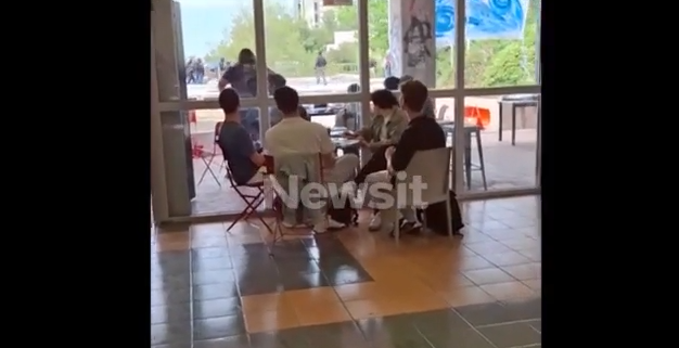 Βίντεο – ντοκουμέντο από το ξύλο με τους κουκουλοφόρους στην Πολυτεχνειούπολη