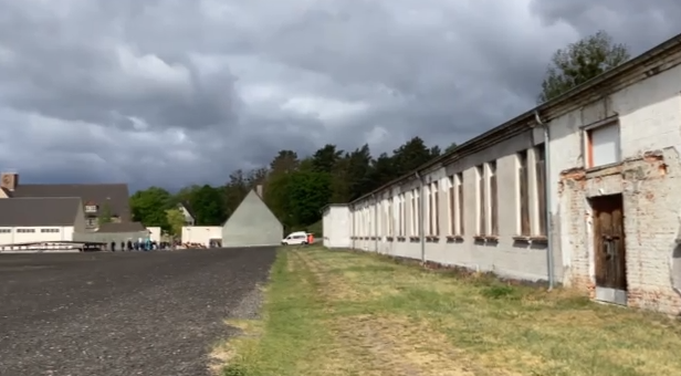 Βερολίνο: Με λουλούδια & την ελληνική σημαία τίμησαν οι Έλληνες όσους βασανίστηκαν κατά τη διάρκεια του Β’ Παγκοσμίου Πολέμου