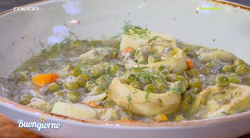 Ο Δημήτρης Σκαρμούτσος μάς φτιάχνει αγκινάρες α λα πολίτα