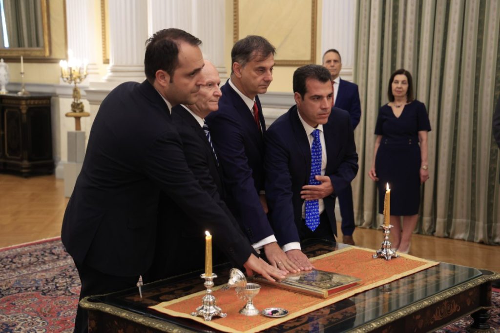 Ορκίστηκαν ο νέος υπουργός μετανάστευσης και 3 υφυπουργοί – Η παραδοχή Μητσοτάκη για το σκάνδαλο του ΟΠΕΚΕΠΕ