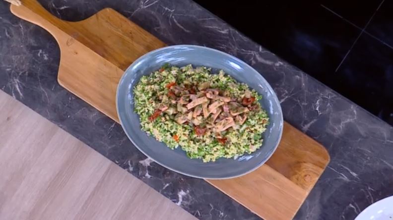 Ο Δημήτρης Σκαρμούτσος μάς φτιάχνει τηγανιά καλαμαράκια με λαχανικά και φρέσκα μυρωδικά