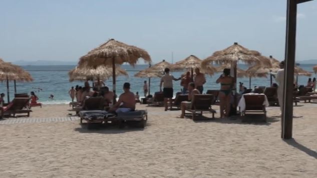 Στα ύψη ο υδράργυρος – «Ανάσες» δροσιάς και ουρές για ξαπλώστρες