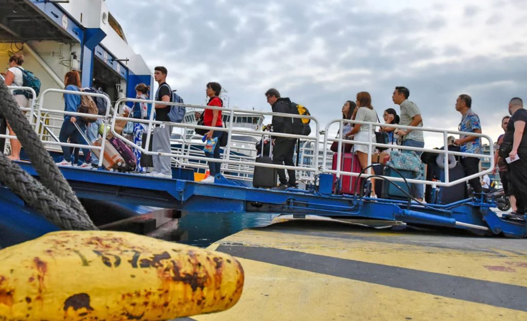 Γεμάτα φεύγουν τα καράβια από τα λιμάνια Πειραιά, Ραφήνας και Λαυρίου – Οι αδειούχοι αφήνουν την πόλη