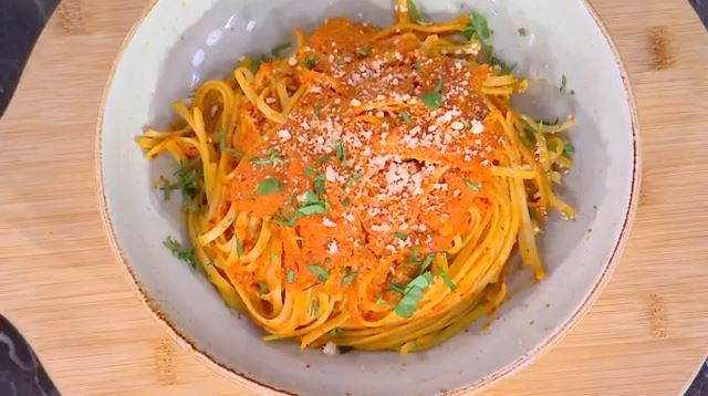 Ο Δημήτρης Σκαρμούτσος μάς φτιάχνει λιγκουίνι με σάλτσα από ψητές πιπεριές