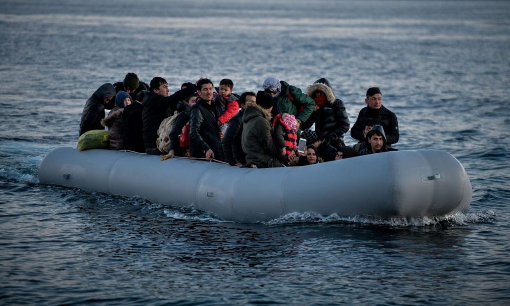 Σε σκληρή γραμμή στο μεταναστευτικό η κυβέρνηση – Θύελλα αντιδράσεων στις δηλώσεις Πλεύρη για την σίτιση των μεταναστών