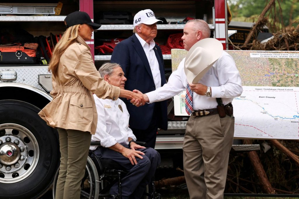 Στο Τέξας ο Τραμπ 7 ημέρες μετά τις φονικές πλημμύρες