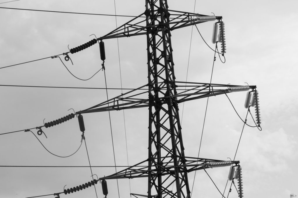 Ο καύσωνας δοκιμάζει τα δίκτυα – Πού σημειώνονται διακοπές ρεύματος