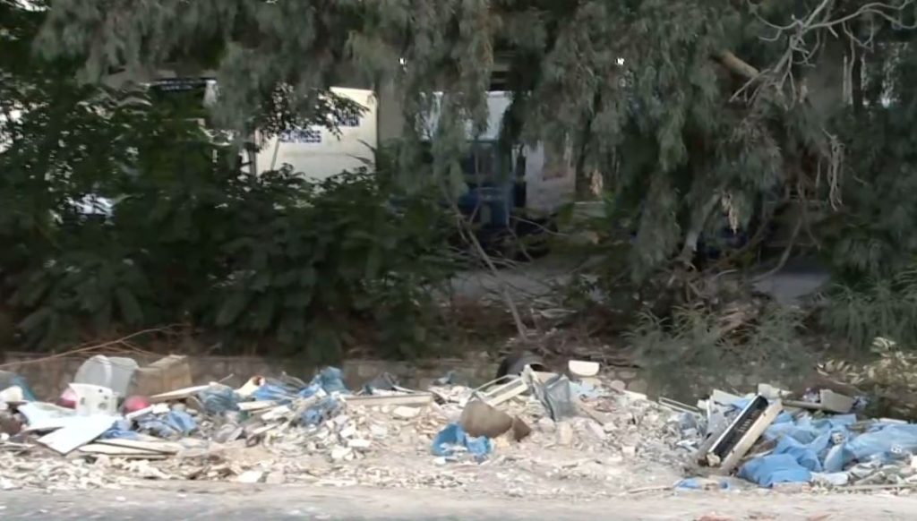 Ταύρος: Συνεργεία καθαρίζουν τη «μίνι χωματερή» δίπλα σε ρέμα