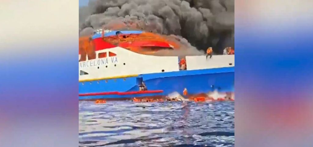 Ινδονησία: Δεκάδες επιβάτες έπεσαν στην θάλασσα από φλεγόμενο πλοίο – 4 νεκροί