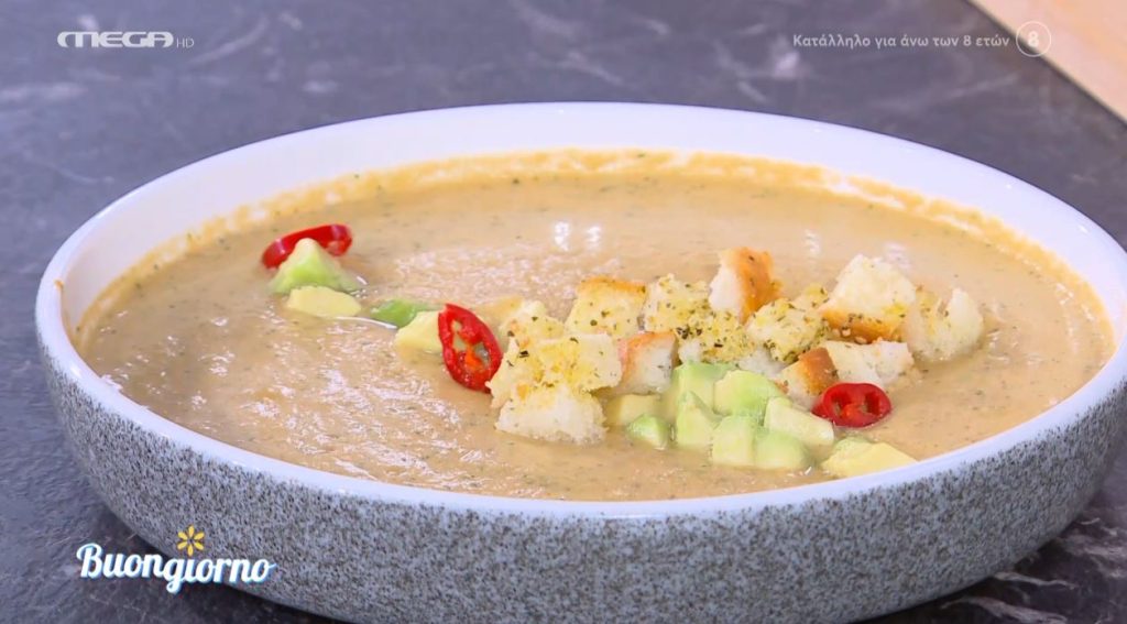 Ο Δημήτρης Σκαρμούτσος μάς ετοιμάζει σούπα γκασπάτσο