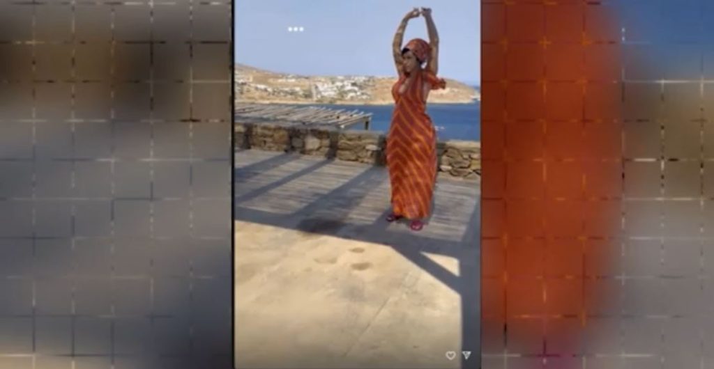 Στην Μύκονο απολαμβάνει τις διακοπές της η Cardi B