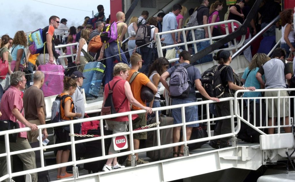 Γεμάτα φεύγουν τα πλοία από τον Πειραιά – Συνεχίζεται η μεγάλη έξοδος αδειούχων