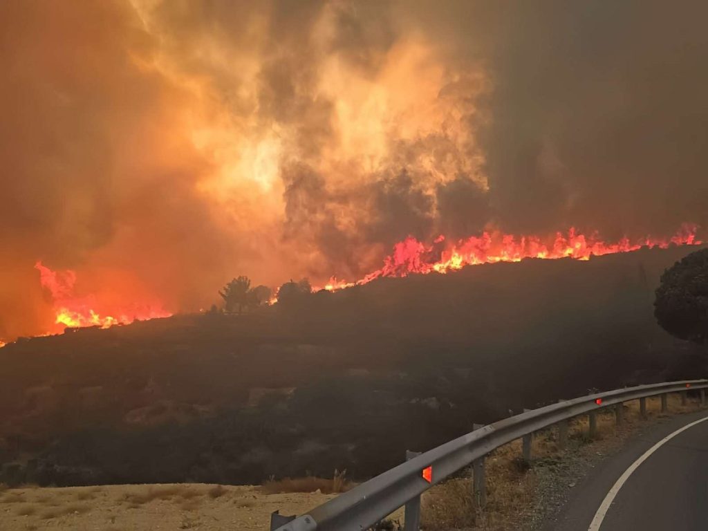 Μαίνεται η πύρινη λαίλαπα στην Κύπρο – 2 νεκροί