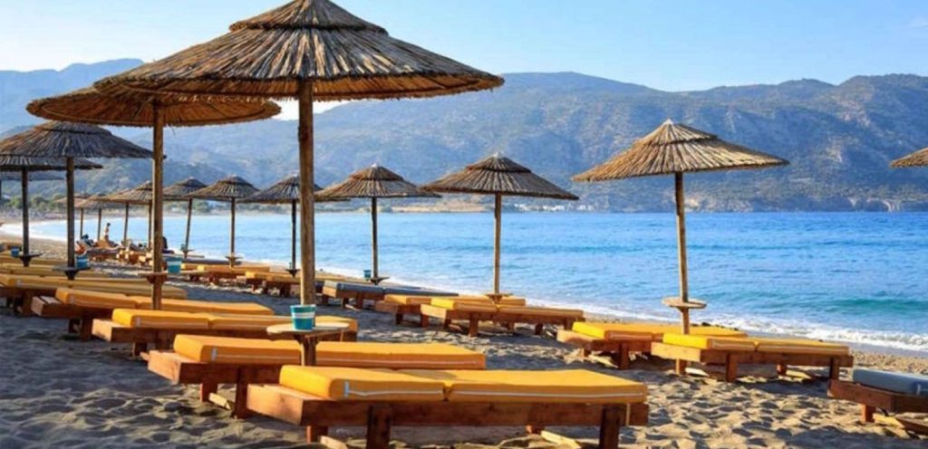Χαλκιδική: Έβαλαν λουκέτο σε beach bar αλλά μέσα σε λίγες ώρες άνοιξε εκ νέου – Σωρεία παραβάσεων στους αιγιαλούς