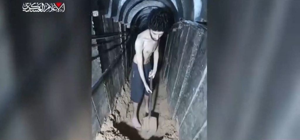 Γάζα: Βίντεο φρίκης με 24χρονο όμηρο της Χαμάς να σκάβει τον τάφο του