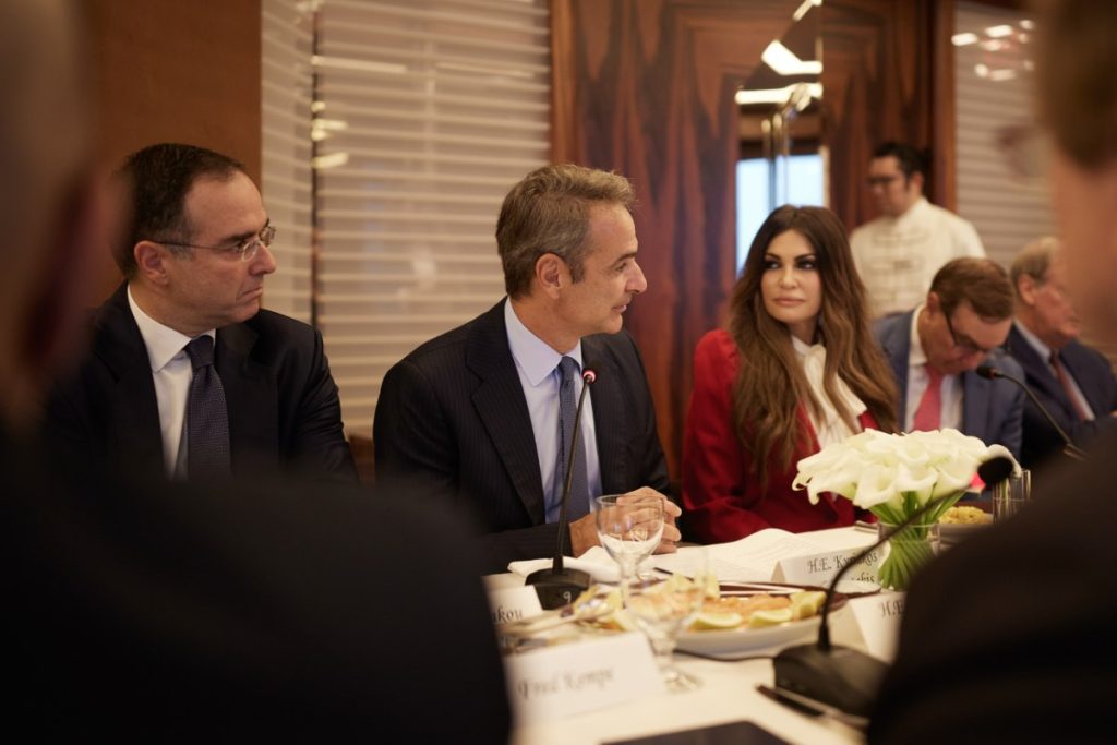 Συνάντηση γνωριμίας Κυριάκου Μητσοτάκη – Κίμπερλι Γκίλφοϊλ στη Νέα Υόρκη
