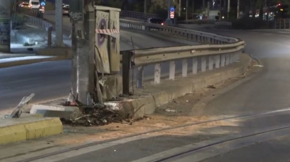 Πειραιάς: Αυτοκίνητο έπεσε σε κολόνα  – Νεκρός ο οδηγός, διασωληνωμένη η συνοδηγός