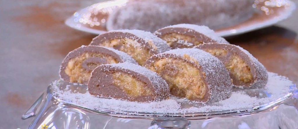 Ο Δημήτρης Σκαρμούτσος μάς ετοιμάζει κορμό σοκολάτας με γέμιση μπανάνα και φουντούκια