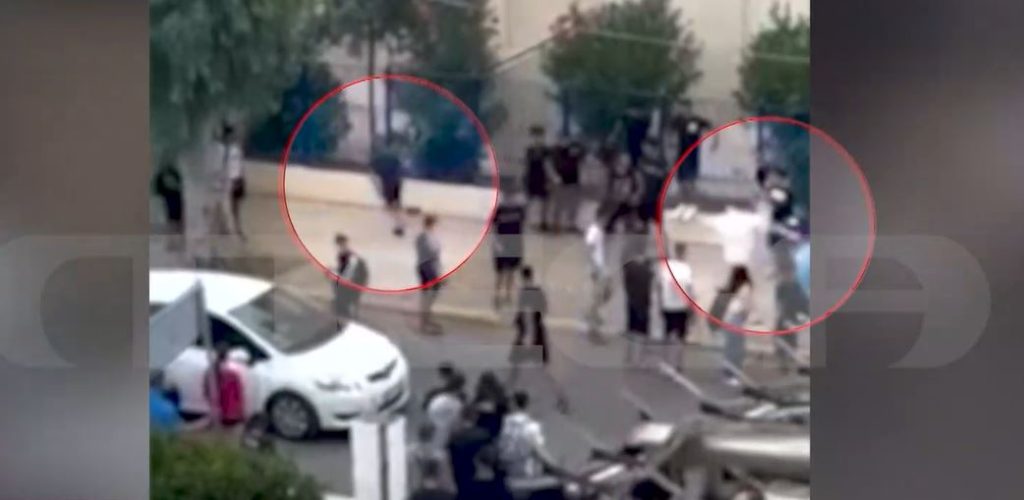 Ασπρόπυργος: Η στιγμή επίθεσης σε 14χρονο έξω από σχολείο – Ντοκουμέντο
