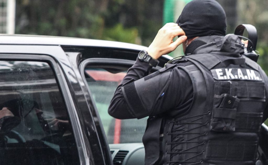 Μεγάλη επιχείρηση της ΕΛ.ΑΣ. στην Κρήτη – Τουλάχιστον 48 συλλήψεις αστυνομικών, στρατιωτικών και επιχειρηματιών