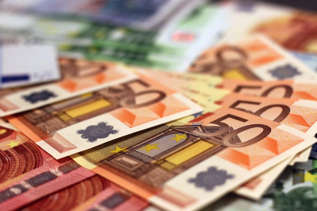 Γονικές παροχές και δωρεές: Οι «παγίδες» της εφορίας στις μεταφορές χρήματων – Τι γίνεται με την φορολογία των δώρων του γάμου