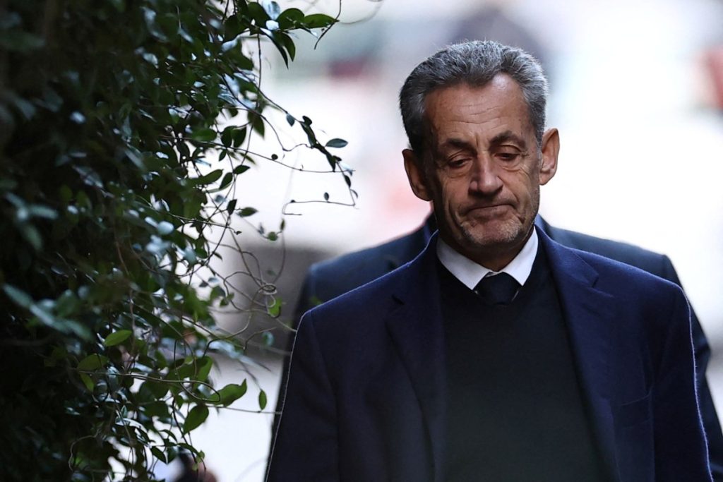 Στη φυλακή ο Νικολά Σαρκοζί – Η συγκινητική αφιέρωση της Κάρλα Μπρούνι στον σύζυγό της