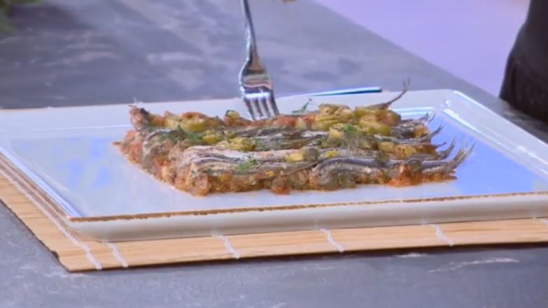 Ο Δημήτρης Σκαρμούτσος μάς ετοιμάζει γαύρο πλακί με λαχανικά, κάπαρη και ελιές