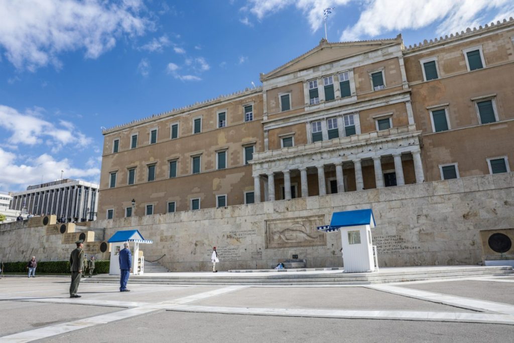 Στο υπουργείο Εθνικής Άμυνας η προστασία του μνημείου του Αγνώστου Στρατιώτη – Σφοδρές αντιδράσεις