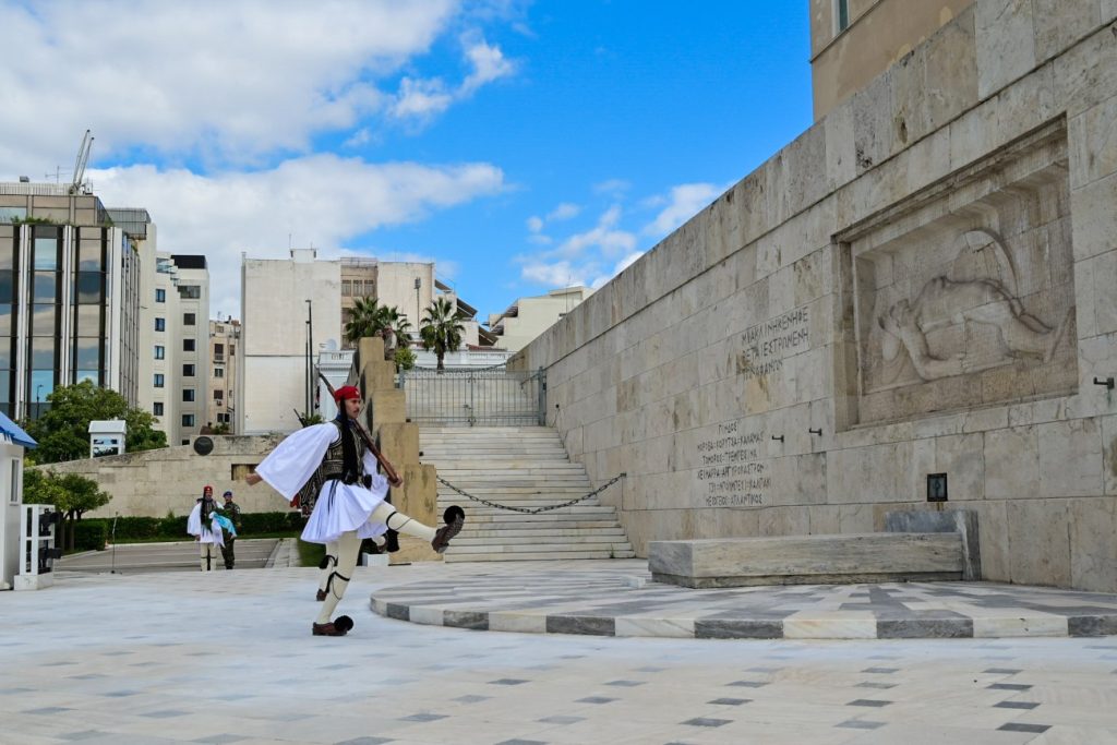 Σύνταγμα: Τα ονόματα των θυμάτων των Τεμπών θα σβηστούν μετά την ψήφιση της τροπολογίας – «Πυρά» της αντιπολίτευσης