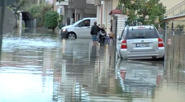 Μεσολόγγι: Μεγάλα προβλήματα από την καταρρακτώδη βροχή – Πλημμύρισαν δρόμοι