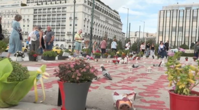 Τέμπη: «Δεν θα αφήσουμε τα ονόματα των δικών μας να σβηστούν» – Τι λένε στο MEGA οι συγγενείς των θυμάτων για τον Άγνωστο Στρατιώτη