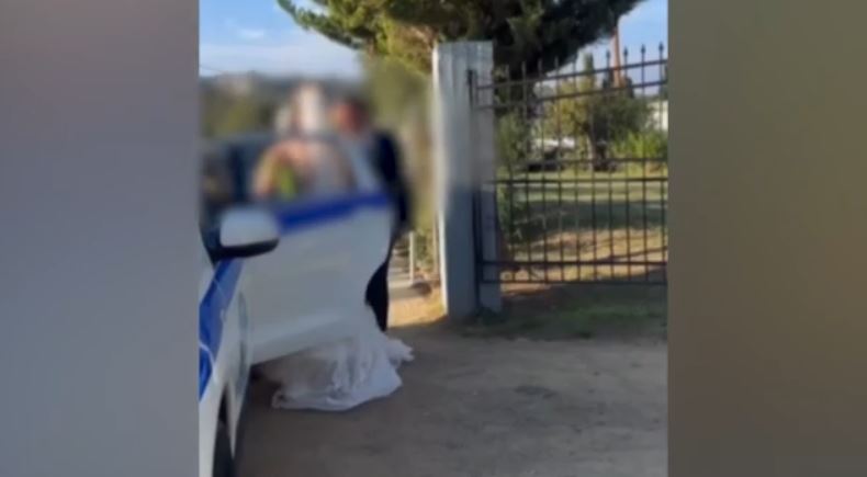 Σκιάθος: Νύφη έφτασε στην εκκλησία με περιπολικό της ΕΛ.ΑΣ.